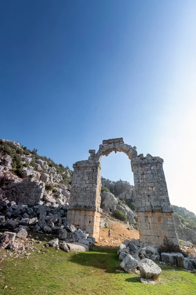 土耳其梅尔辛Silifke Uzuncaburc宙斯神庙景观 它坐落在古城奥尔巴的废墟旁边 乌宗卡武克镇的名字是指一座高大的堡垒 指的是废墟 — 图库照片