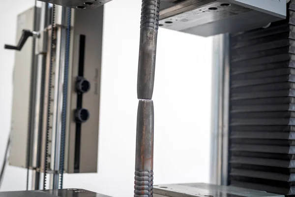 資格および機械試験ラボ用鋼管の機械的引張強さ試験の概要 — ストック写真