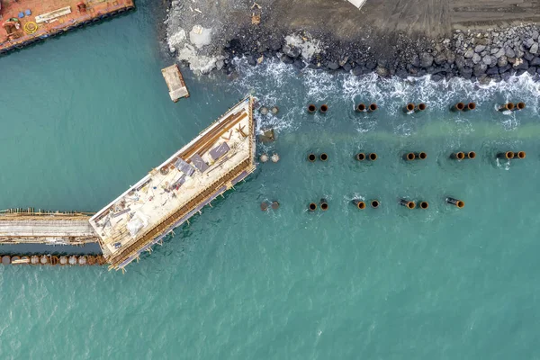 一个码头建筑的无人机视图 码头是一种凸起的结构 它高出水体之上 通常从岸边伸出 通常由桩或柱子支撑 并提供在水面之上 工业港口的空中景观 — 图库照片