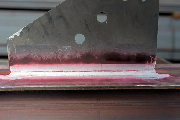 对碳钢焊缝进行染料穿透试验 液体穿透试验 Lpi 或穿透试验 这种渗透剂可应用于所有有色金属和有色金属材料 Ndt — 图库照片