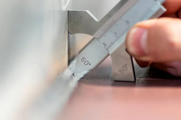 Inspector Measuring Fillet Weld Thickness Welding Caliper Gauge — Fotografia de Stock
