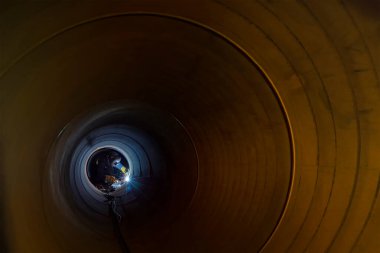 Kaynakçı spiral kaynaklı büyük boruda kaynak yapıyor. Spialweld üretim süreci çelik boru üretmenin en maliyetli yollarından biridir. Kaynak borusu çelik bobinden üretilir..