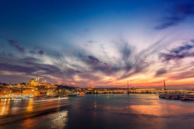 İstanbul 'un altın boynuzu ve İstanbul Boğazı' nın akşam ve gün batımı manzarası. Şehir boğazın üzerinde yer almaktadır ve 15 milyondan fazla nüfusuyla hem Avrupa hem de Asya 'da yer almaktadır..