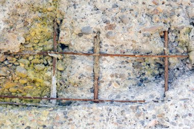 Güçlendirme çubuklarının aşınmasının görüntüsü. Betonun düz parçaları beton kütleden sökülüp demirler tarafından aşınabilir ve düşebilir..