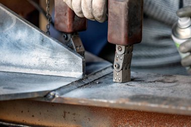 Manyetik parçacık testi (MPT) veya manyetik parçacık denetimi (İngilizce: Manyetik Partikül Testi), birçok ferromanyetik materyalde yüzeysel ve hafif yeraltı kusurlarını tespit etmek için kullanılan yıkıcı olmayan bir inceleme tekniğidir. ndt