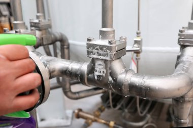 Metal genişleme eklemlerinde kabarcık testi sıvı uygulama tekniğiyle basınç testi ve sızıntı tespit testi.