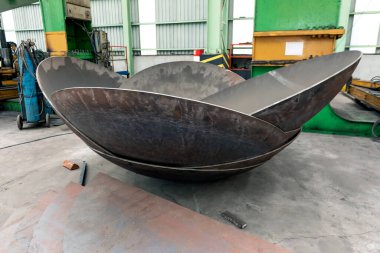 View of the torispherical (or flanged and dished head), hemispherical, semi ellipsoidal dished ends, klopper and korbbogen head manufacturing for pressure vessels.