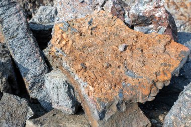 Bakır madeni fabrikasındaki bakır yığını manzarası. Bakır kömür eritme yoluyla bakır çıkarmanın bir yan ürünüdür. Erime sırasında, kirlilik erimiş metalin üzerinde yüzen kirlenmeye dönüşür..