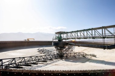 Maden fabrikası için beton kalınlığı. Sualtı çamur boşaltma oranı, kalınlaştırıcıdaki katı madde stokunu korumak için manipüle edilir..