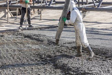 İnşaat alanında hazır beton (RMC) ile beton dökülüyor ve düzleştiriliyor. Mühendislik ürünü bir karışım dizaynına göre, bir parti fabrikada üretilen beton..