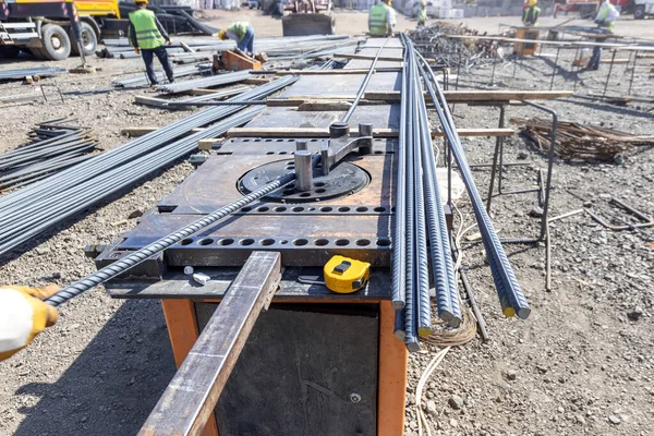 Worker Bending Rebars Rods Construction Site — Zdjęcie stockowe