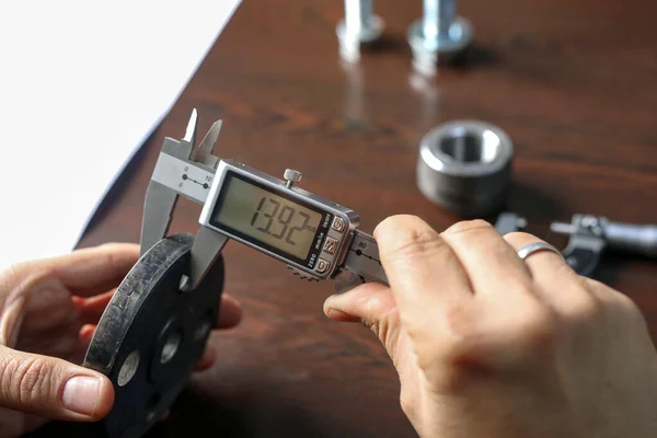Worker Measuring Thickness Flange Digital Vernier Caliper Micrometer Micrometer Sometimes — Stock Photo, Image