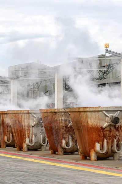 Bakır Işleme Fabrikasındaki Sıcak Çömlekler Bakır Kömür Eritme Yoluyla Bakır — Stok fotoğraf