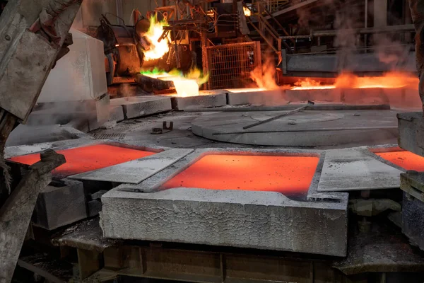 공장에서 구리를 주조하고 제련하는 녹이는 일에는 광석에서 금속을 녹이는 관련된다 — 스톡 사진