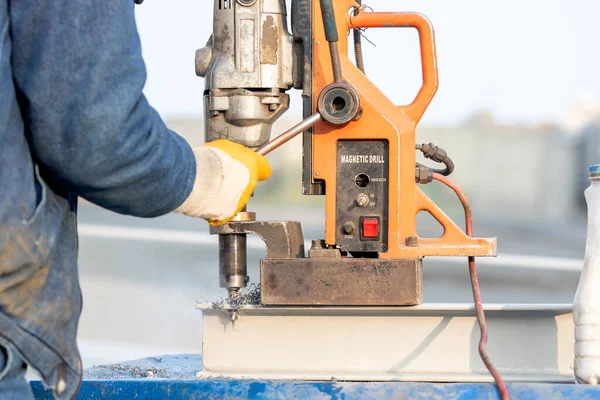 Worker Making Hole Steel Structure Material Portable Magnetic Drill Machine — Stockfoto