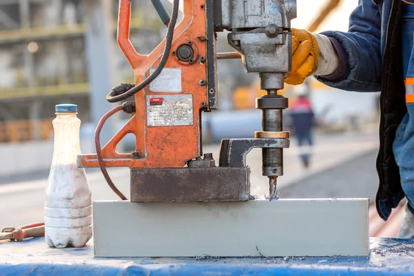 Trabajador Está Haciendo Agujero Material Estructura Acero Con Máquina Perforación — Foto de Stock
