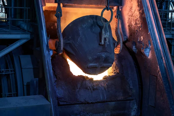 Molten Copper Pouring Melting Pot Combining Copper Tin Arsenic Right — Stockfoto