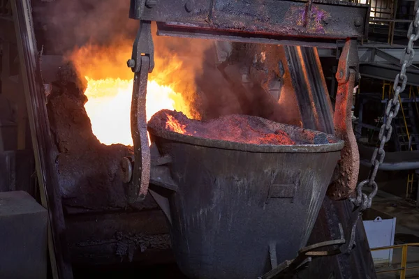 Molten Copper Pouring Melting Pot Combining Copper Tin Arsenic Right — Fotografia de Stock