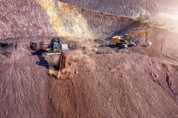 Kazıcılar Inşaat Alanındaki Bir Kamyona Kazıyor Yüklüyorlar Madencilik Makineleri — Stok fotoğraf