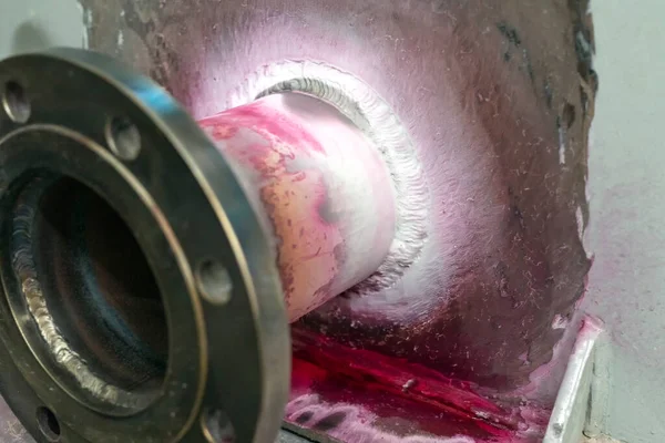 オイル貯蔵タンクのノズルの補強板溶接部への浸透性試験のビュー 液体浸透検査または浸透性試験 とも呼ばれるダイ浸透性検査 — ストック写真