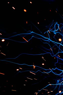 Gaz metal kaynaklama (GMAW) işleminin arka plan ve görüntüsünü kıvılcımlar, ışık, bokeh etkisi ve duman ile kapatın. Kıvılcımların soyut arkaplanı