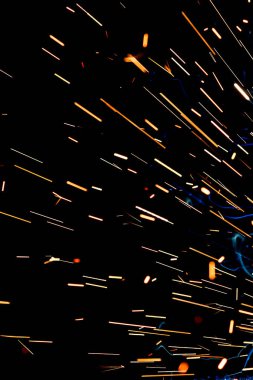 Gaz metal kaynaklama (GMAW) işleminin arka plan ve görüntüsünü kıvılcımlar, ışık, bokeh etkisi ve duman ile kapatın. Kıvılcımların soyut arkaplanı