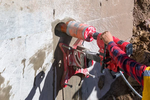 Trabajador Está Perforando Pared Hormigón Con Máquina Perforación Núcleo Taladro — Foto de Stock