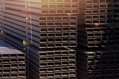 Demir, metal kutu profili. Metal profil tabaka sistemleri çoğunlukla ticari binaların maliyet verimliliği ve güvenilir zarflarını oluşturmak için kullanılır.