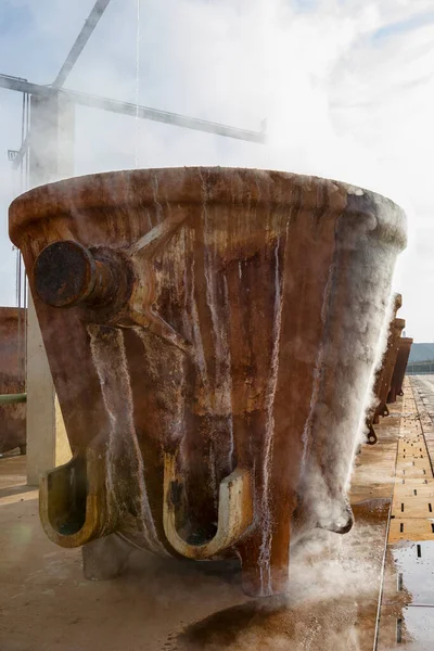 Large Rustic Foundry Casting Crucible Smelting Pot Hot Slags Crucible — Stock Photo, Image