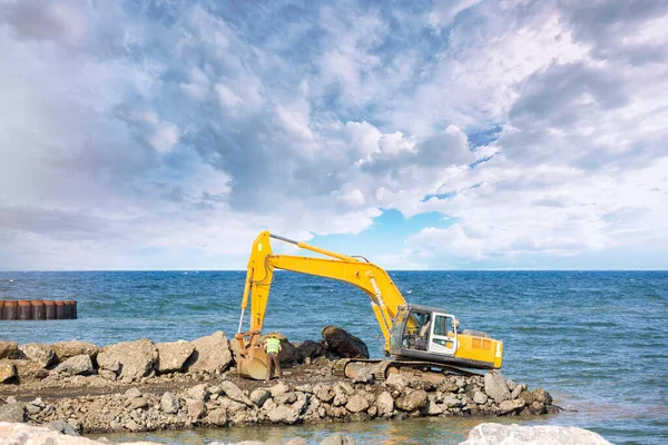 Robotnik Naprawiający Tory Kopacz Nad Morzem Koparki Ciężki Sprzęt Budowlany — Zdjęcie stockowe