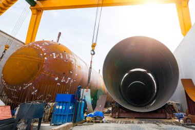 Büyük bir sıvı petrol tankının (lpg) imalatı. Sıvılaştırılmış petrol gazı (LPG veya LP gazı), özellikle propan olmak üzere hidrokarbon gazlarının yanıcı bir karışımını içeren bir yakıt gazıdır. Metal çelik ve paslı endüstriyel ekipman