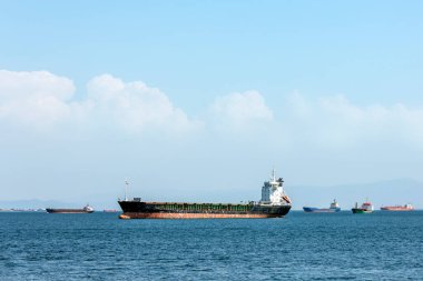 Körfezdeki kargo gemilerinin görüntüsü. Kargo gemileri kuru ve sıvı kargo taşır. Kuru kargo, toplu taşıma araçları tarafından taşınabilir. Direk olarak bir kargo gemisine taşınabilir..