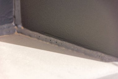 Boyadan sonra fileto kaynaklı metaldeki gözeneklere bak. Kaynak hatası kaynakların kullanışlılığını tehlikeye atan her türlü kusurdur. Kaynak hataları çok çeşitlidir. Kaynak kusurları ISO 6520 'ye göre sınıflandırılır..