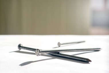 Arka plandaki çiviler ve gölgeler.