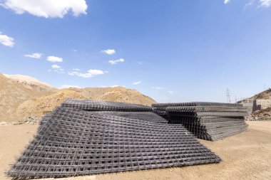 Beton Güçlendirme Çelik Çelik Metal. Bu güvenilir ve sağlam beton örgü. İnşaat projelerinde güvenlik için idealdir. Dökme beton uygulamalar için yüksek kaliteli çelik takviyesi. Elleri geliştirmek için kare uçlara sahiptir.