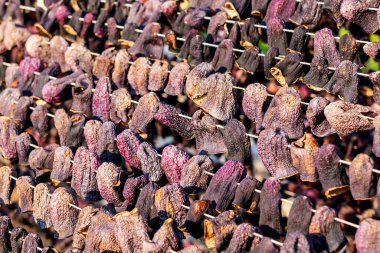 Kuru çiğ patlıcanlar marketin önünde asılı duruyor..