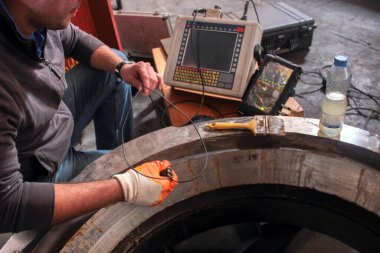 Yok edici olmayan testlerin ultrasonik testi. Ultrasonik Teftiş çok kullanışlı ve çok amaçlı bir NDT metodudur. Sık sık dile getirilen ultrasonik teftişin bazı avantajları arasında.