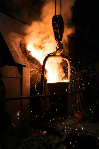 鋼と鉄の鋳造のための工業炉 炉は高温加熱に使用される装置です 炉に燃料を供給する熱エネルギーは 燃料燃焼により直接供給することができる — ストック写真