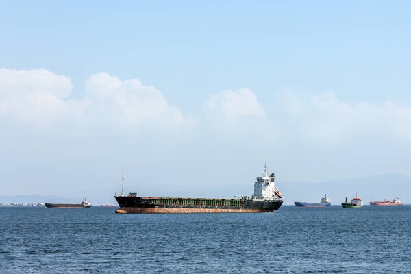 Вид грузовых судов в заливе. Грузовые суда перевозят сухой и жидкий груз. Сухой груз может перевозиться оптом оптовыми перевозчиками, упакованными непосредственно на генеральное грузовое судно оптом.