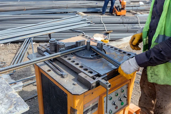 Der Arbeiter Biegt Die Bewehrungsstangen Auf Der Baustelle Beton Ist — Stockfoto