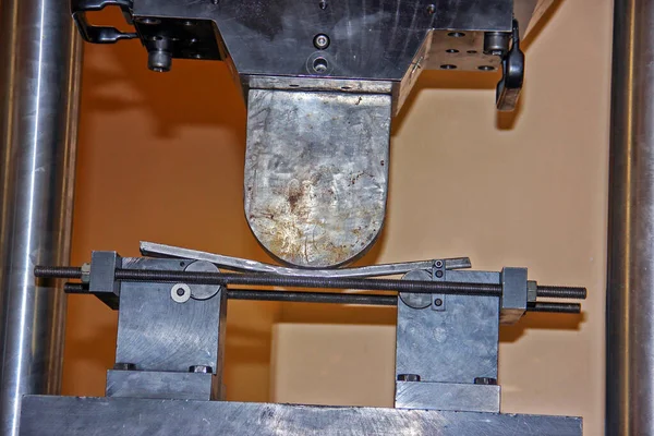 鋼構造物や溶接手順の曲げ試験 曲げ試験は 曲げ位置で材料を試験するための溶接を含む金属ストリップに適用されます — ストック写真