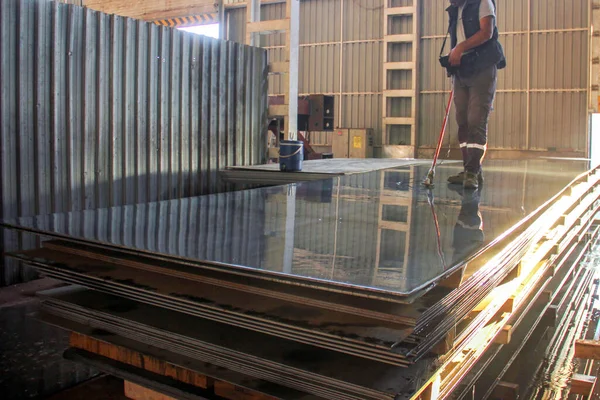 インスペクタは積層用鋼を制御しています 製造工場の炭素鋼板 炭素鋼板は 耐久性と強度を必要とするが 薄い金属板の軽量化を必要としない製品に使用されます — ストック写真