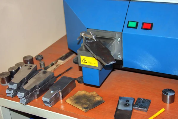 鋼材料の化学試験分析装置のビュー 別名は分光光度計 — ストック写真