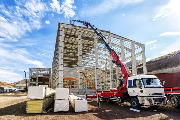 Żuraw Hiab Wyciąga Wiadro Podnoszące Dach Nowego Budynku Celu Izolacji — Zdjęcie stockowe