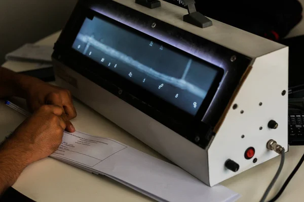 Der Röntgenfilmbediener Level Wertet Röntgenaufnahmen Der Schweißnähte Mit Dem Betrachter — Stockfoto