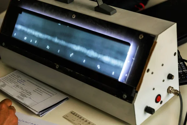 Radyografi Film Operatörü Izleyiciyle Kaynakların Radyografik Değerlendirmesini Yapıyor Bazı Raporlar — Stok fotoğraf