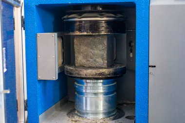 Sıkıştırılmış beton kuvvet testi görüntüsü. İnşaat endüstrisi genellikle geniş bir test yelpazesine dahil olur. Basit sıkıştırma testlerine ek olarak.