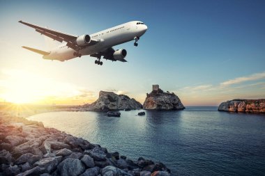 Hava yoluyla İstanbul 'a gidilecek yer, Sile. Hava yolculuğu iki genel sınıfa ayrılır: ulusal, yerli ve uluslararası uçuşlar. Denizin üzerinde uçan uçak..