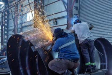 Kaynakçılar testten sonra kaynaklardaki kusurları düzeltiyorlar..