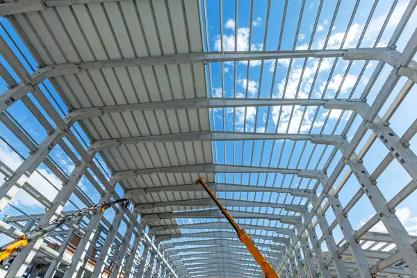 Örtbas önceden yapılmış bir çatıda yapılıyor. Duvarların, desteklerin ve precast ticari endüstriyel prefabrik betonun iç manzarası. Bu bir inşaat ürünü..